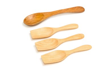 Beyaz arkaplanda izole edilmiş tahta kaşıklar