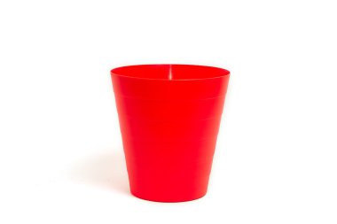 kırmızı plastik çöp tenekesi