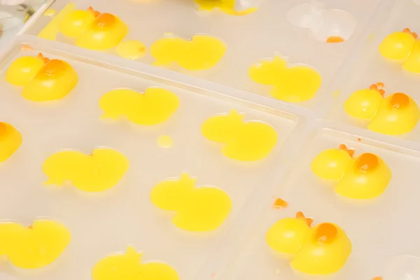 Making yellow duck jelly in jelly mould — Stock Photo, Image