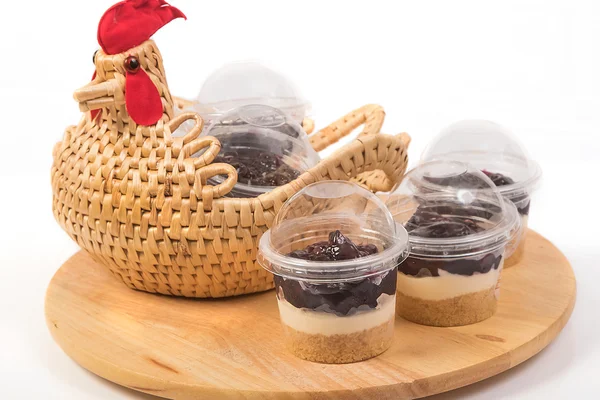 Cheesecake ai mirtilli in confezione di plastica su vassoio di legno — Foto Stock