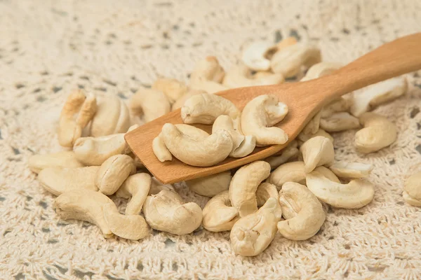 Hög med cashewnötter i trä sked — Stockfoto