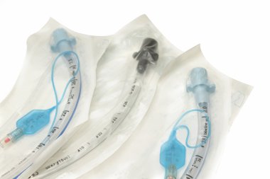 Beyaz arka plan üzerinde steril endotrakeal tüp