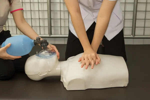 İlk yardım dersi canlandırma Cpr tekniği gösterilen — Stok fotoğraf