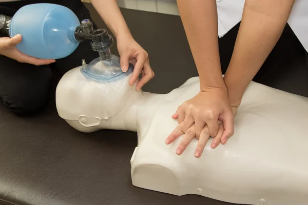 Paramédico praticando ressuscitação cardiopulmonar, RCP em um dum — Fotografia de Stock