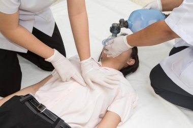 Tıbbi ekip diriltmek bir hastane, kalp masajı Cardiopul bir hastada