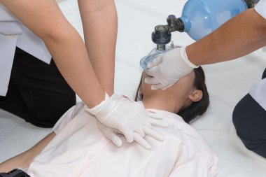Tıbbi ekip diriltmek bir hastane, kalp masajı Cardiopul bir hastada