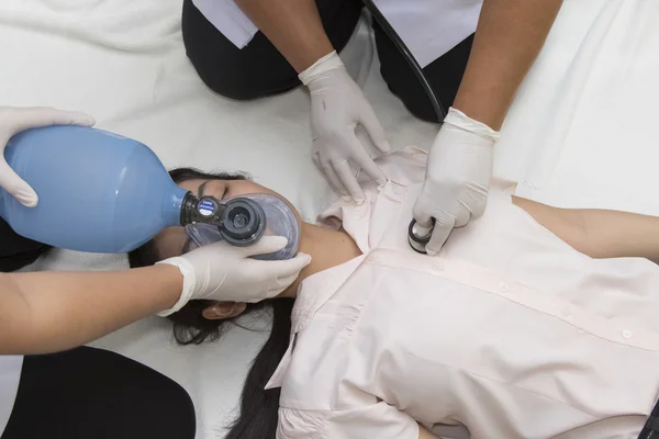 Tıbbi ekip diriltmek bir hastane, kalp masajı Cardiopul bir hastada — Stok fotoğraf