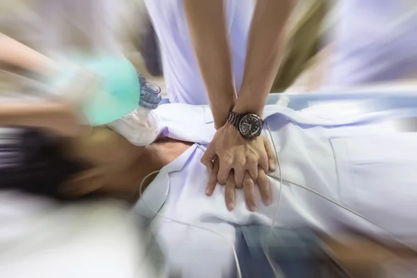 Medizinisches Team reanimiert einen Patienten im Krankenhaus, cpr cardiopul Stockbild