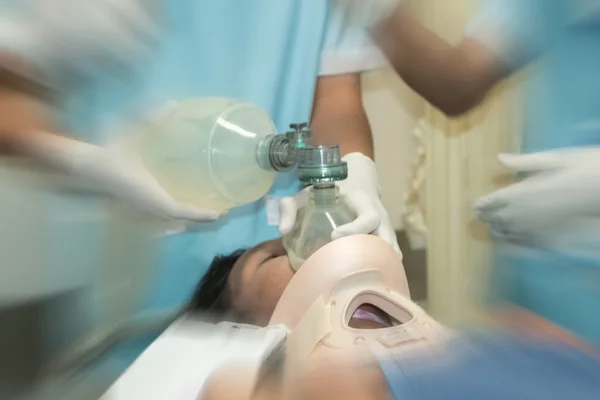 Paramédico ressuscitando um paciente em um hospital — Fotografia de Stock