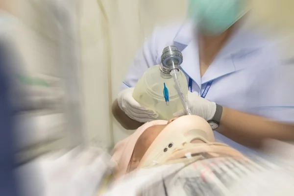 Paramédico ressuscitando um paciente em um hospital — Fotografia de Stock