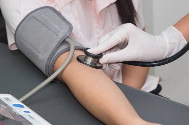 Ölçüm tansiyon hastanın genç doktor