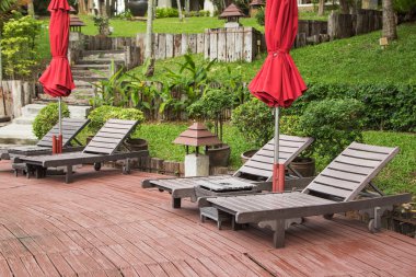 sandalye ve şemsiye yan Yüzme Havuzu