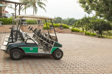 Bir golf sahasında golf arabaları