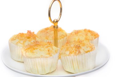 Tayland tatlısı. Küp kek üzerinde tepesinde altın yumurta sarısı iplik