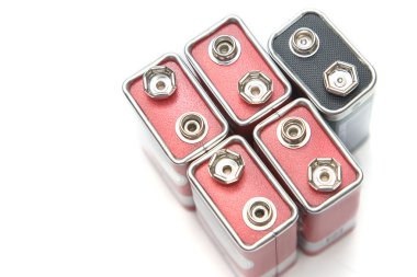 Beyaz arka plan üzerinde perspektif portre görünümünde 9 V pil