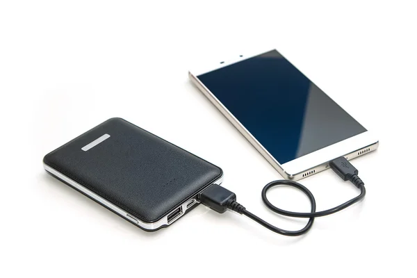 Aufladen des Smartphone-Tablets von der Powerbank — Stockfoto