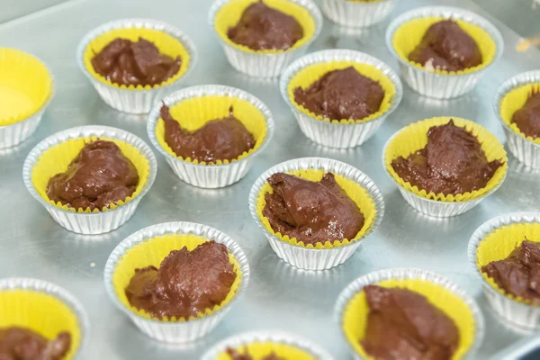 Προετοιμασία πριν από το ψήσιμο muffins σοκολάτας — Φωτογραφία Αρχείου