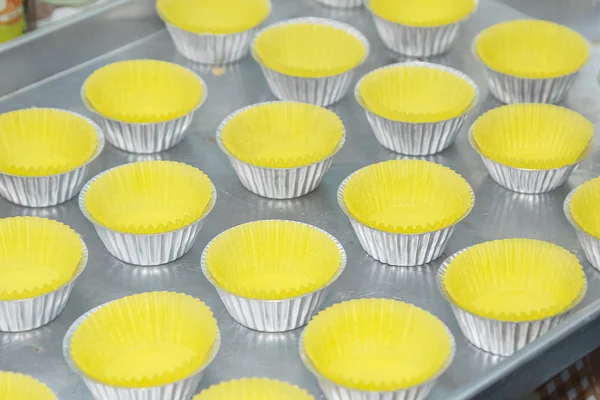 Preparar forros de cupcake na bandeja antes de assar — Fotografia de Stock