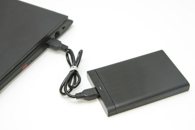 harici sabit disk bağlamak beyaz bilgisayar dizüstü için.