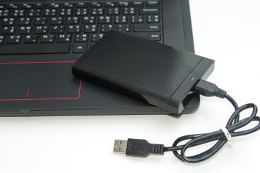 harici sabit disk bağlamak beyaz bilgisayar dizüstü için.