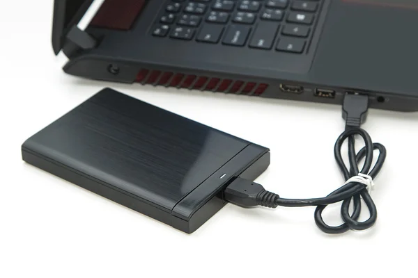 Disco rigido esterno connettersi al computer notebook su bianco . — Foto Stock