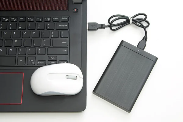 外部硬盘连接到计算机上白色的笔记本. — 图库照片