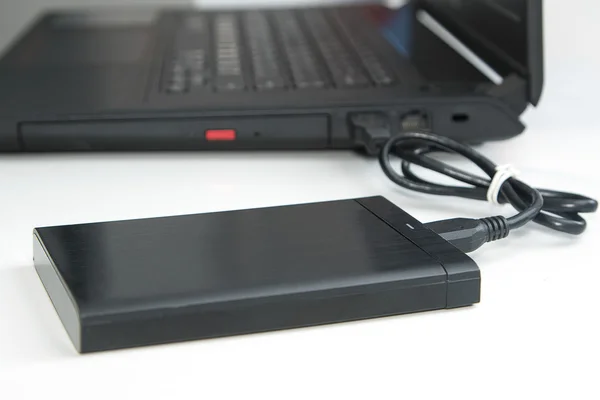 Externe Festplatte mit Computer-Notebook auf weiß verbinden. — Stockfoto