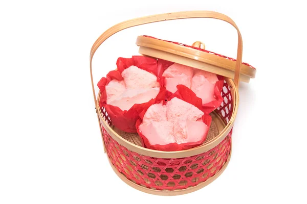 Пареный кекс с красной бумагой в красной корзине, десерт для китайцев — стоковое фото