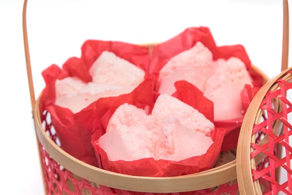 Cupcake cuit à la vapeur avec du papier rouge dans un panier rouge, Dessert pour chines — Photo