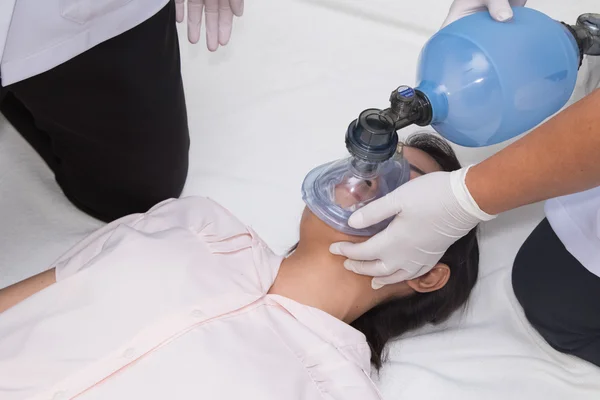 Equipo médico reanima a un paciente en un hospital, RCP Cardiopulm —  Fotos de Stock