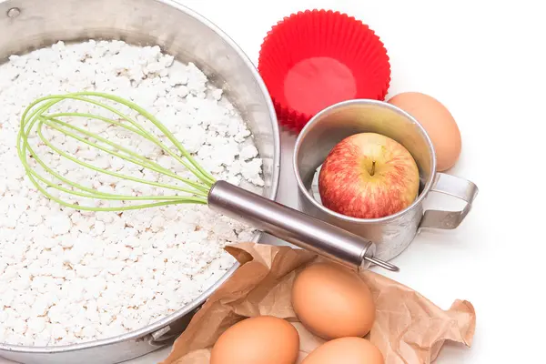 Ingredientes e ferramentas para fazer um bolo, farinha, maçã e ovo — Fotografia de Stock