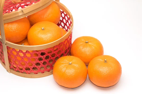 Свежие мандаринские апельсины в красной бамбуковой корзине — стоковое фото