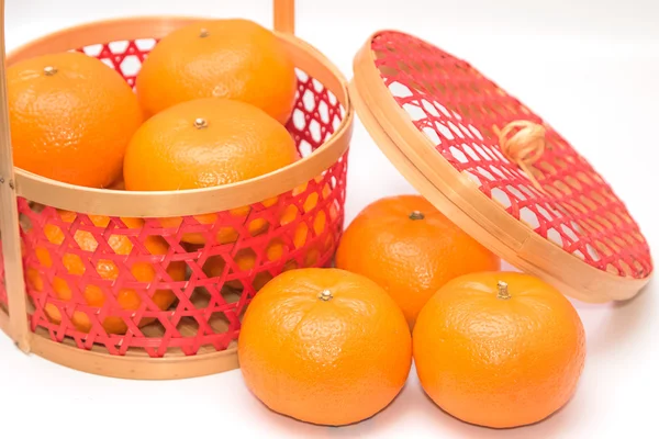 Naranjas frescas de mandarina en cesta de bambú rojo —  Fotos de Stock