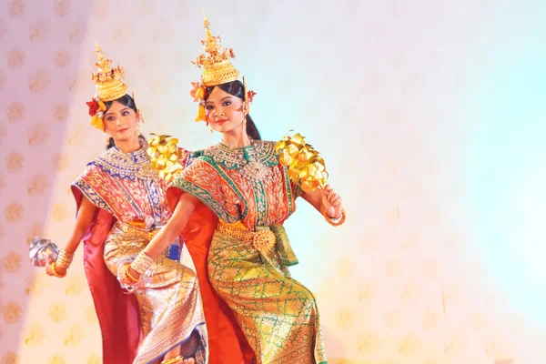 Bangkok, Thailand - 15 januari: Thaise traditionele kleding. Acteurs p — Stockfoto