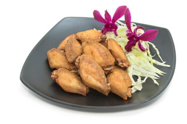 Beyaz arka planda kızarmış tavuk kanadı