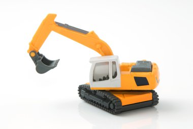 Beyaz arka plan üzerinde izole renkli oyuncak kamyon