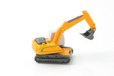 Beyaz arka plan üzerinde izole renkli oyuncak kamyon