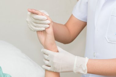 Hasta: s Fiziksel terapist ile fiziksel egzersizleri yapıyor