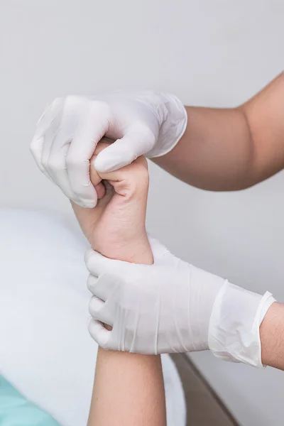 Patient  doing physical exercises with physical therapist , at s — Stock Photo, Image