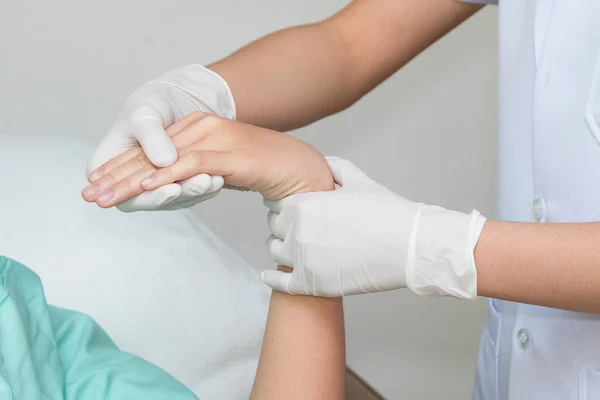 Paciente haciendo ejercicios físicos con fisioterapeuta, en s Fotos De Stock