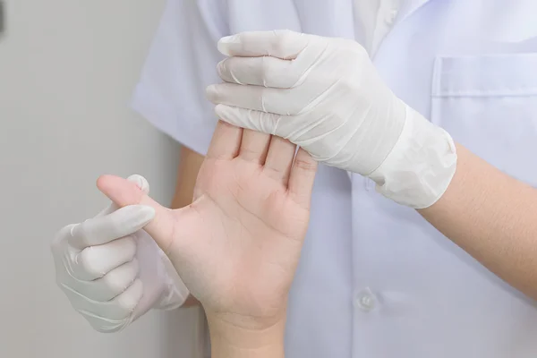 Paciente haciendo ejercicios físicos con fisioterapeuta, en s Imagen De Stock