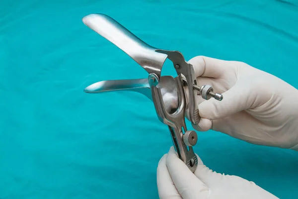 Medico tiene uno speculum usa e getta in mano . — Foto Stock