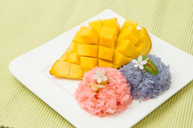 Tay tarzında tropikal tatlı, yapışkan pirinç yiyin Mango ile