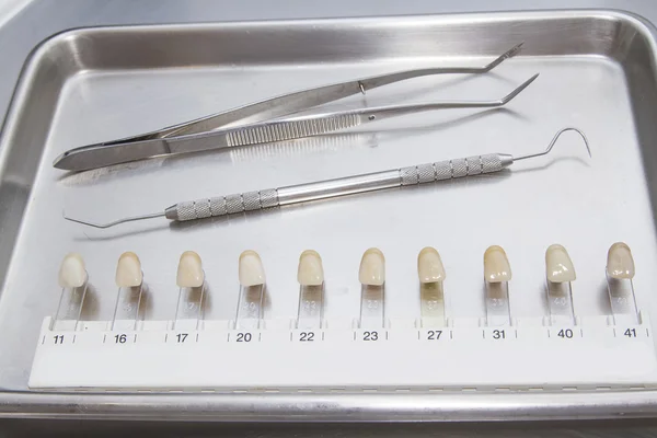 Primer plano de los tonos de los dientes y otras herramientas dentales —  Fotos de Stock