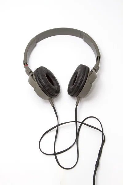 Pareja negra de auriculares vintage sobre fondo blanco — Foto de Stock