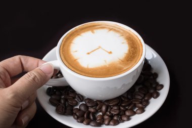 Capuchino veya latte kahve kalp ile beyaz bir fincan köpük şeklinde
