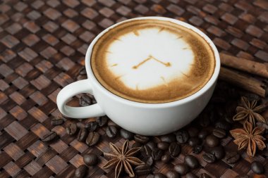 Capuchino veya latte kahve kalp ile beyaz bir fincan köpük şeklinde