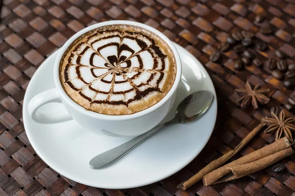 Café capuchino ou latte em uma xícara branca com espuma em forma de coração — Fotografia de Stock
