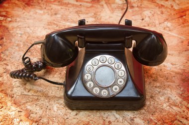 Ahşap arka plan üzerinde eski telefon.