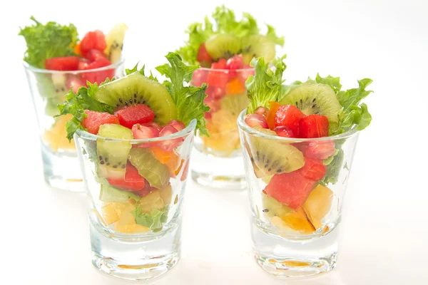 Ensalada de frutas naturales coloridas en vasos — Foto de Stock